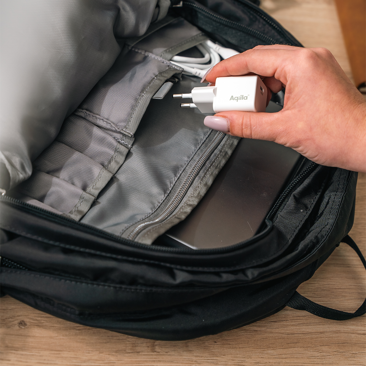 Aqiila Chargebird seinälaturi 20W
