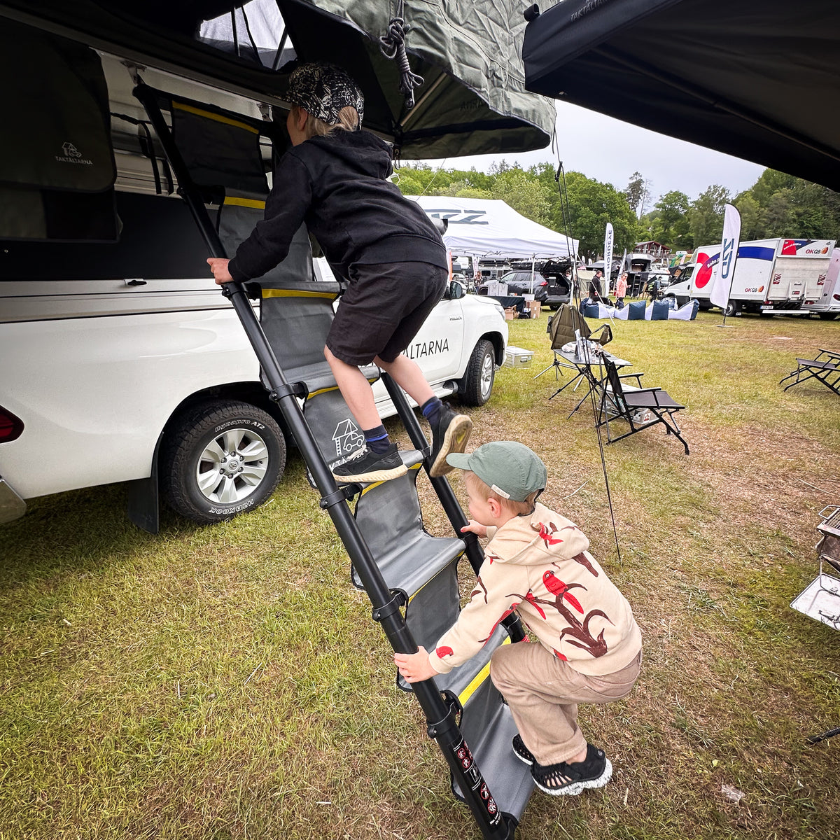 Lasten ja koirien portaat kattotelttoihin