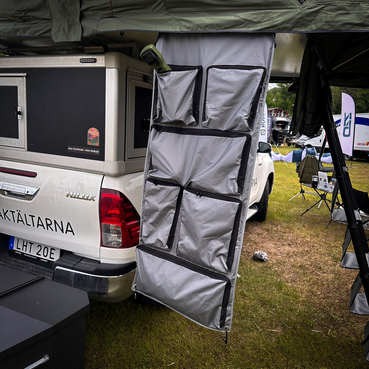 Kattoteltan säilytysripustin