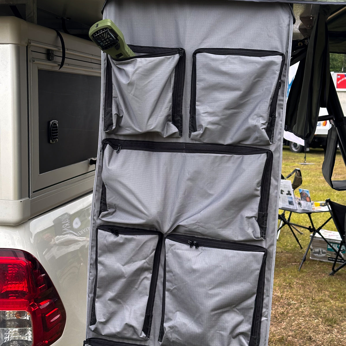 Kattoteltan säilytysripustin