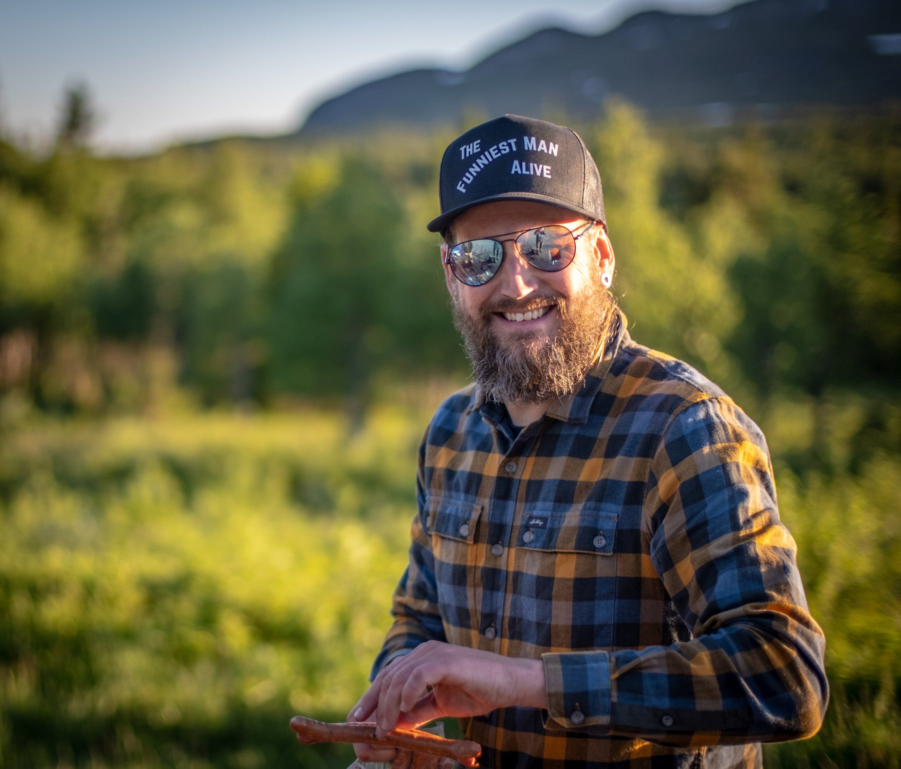 Leende Ola Johansson Taktältarna med grönska och fjäll i bakgrund